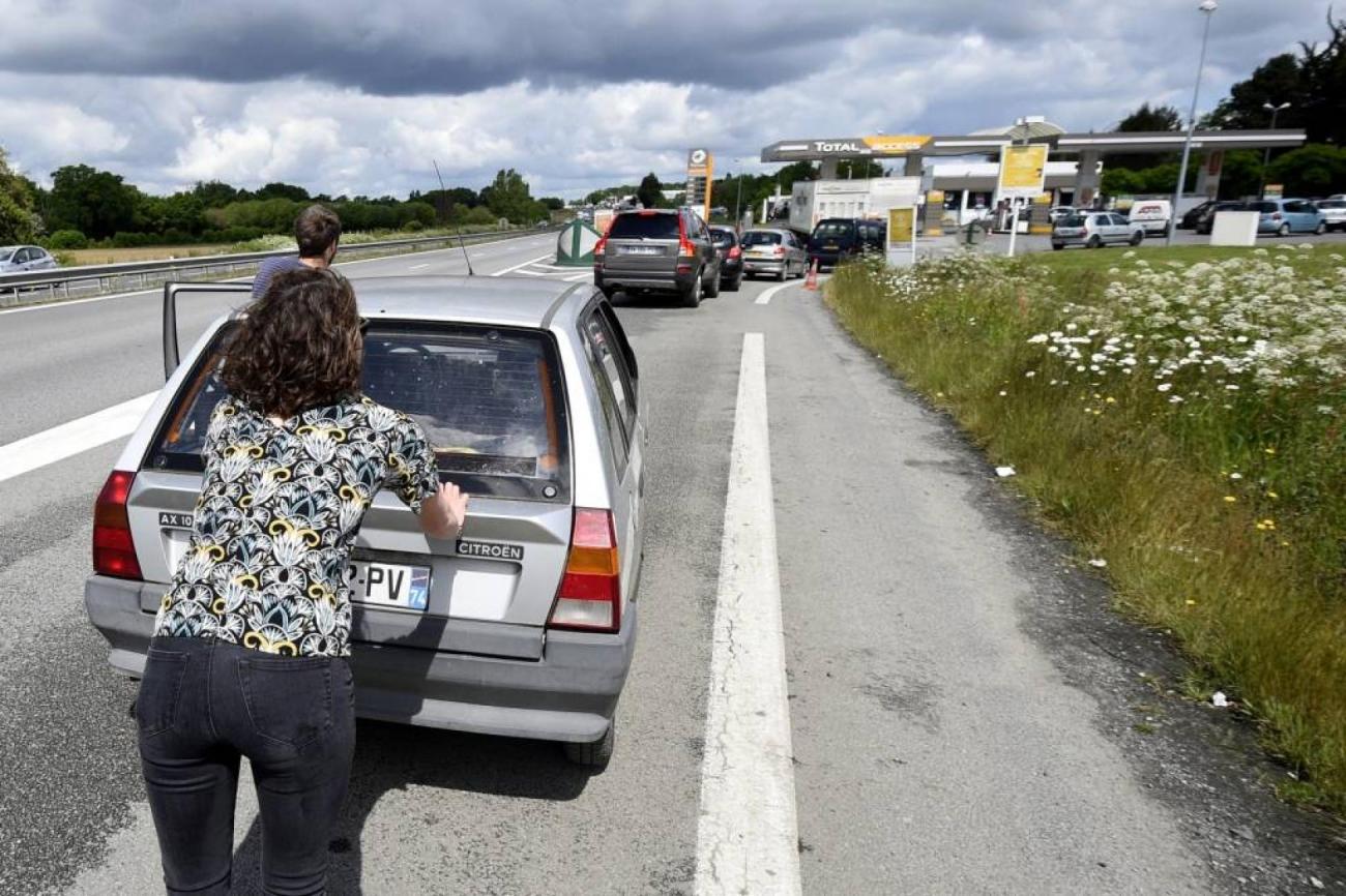 essence-francesoir.jpg Pénurie de carburant femme poussant sa voiture