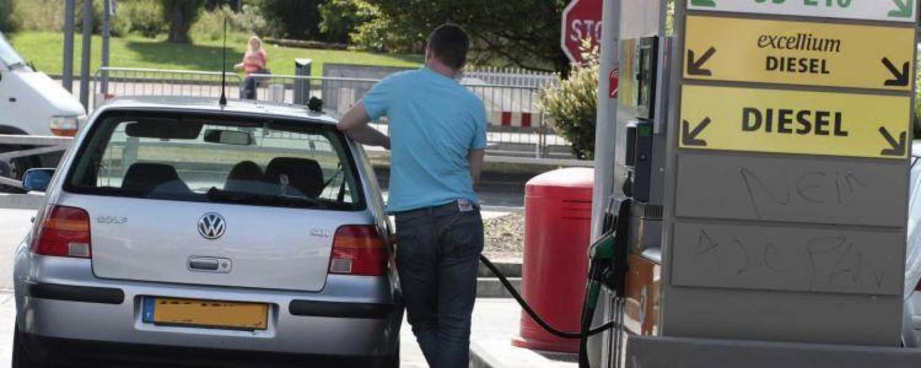 essence-prix-pompe-carburant-hausse-baisse-francesoir_field_image_de_base.jpg A la pompe.
