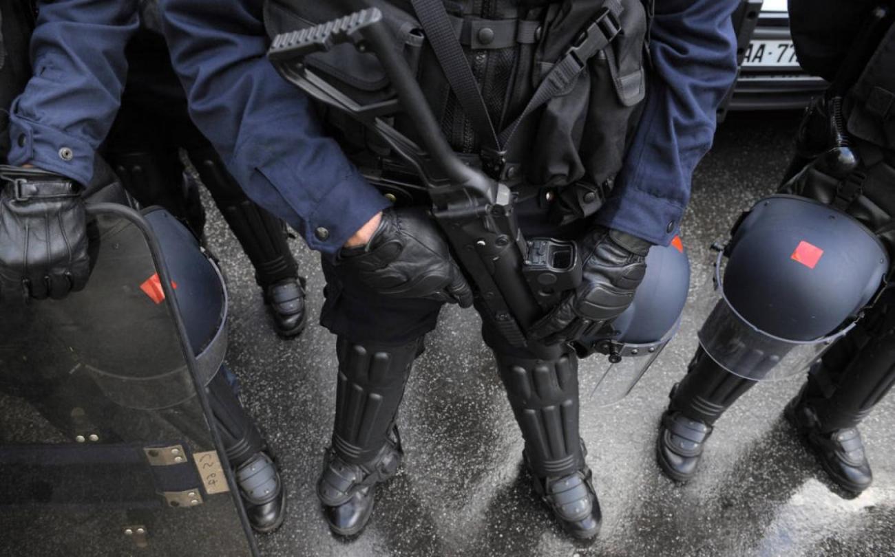 lanceurs-de-balles-flashball-police-manifestations-francesoir.jpg Un policier équipé d'un lanceur de balles.