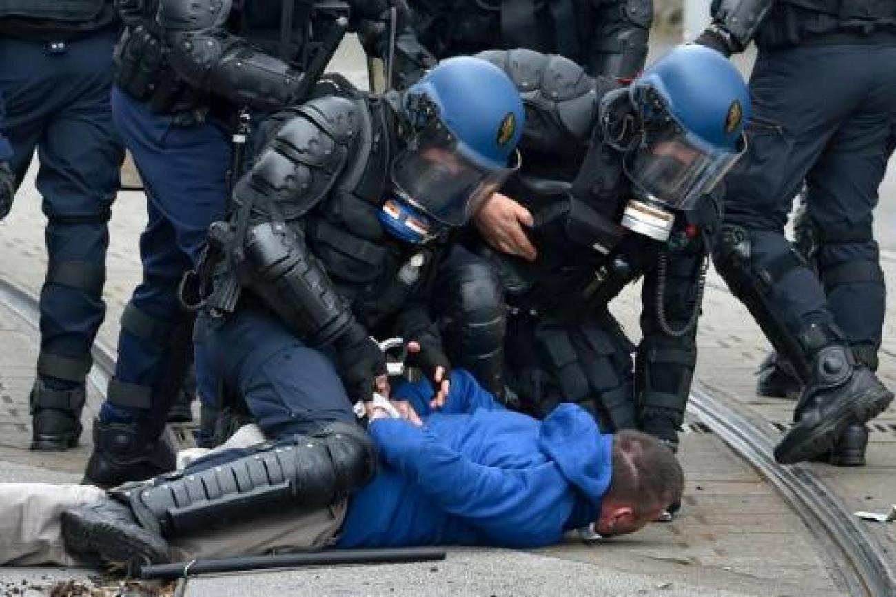 loi-travail-police-incidents-violences-manifestations-paris-nantes-jeunes-francesoir.jpg Interpellation d'un manifestant contre le projet de loi Travail.