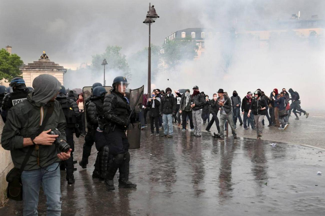 manifestations-loi-travail-paris-12-mai-policiers-gaz-francesoir.jpg Manifestation contre la loi Travail le 12 mai à Paris.