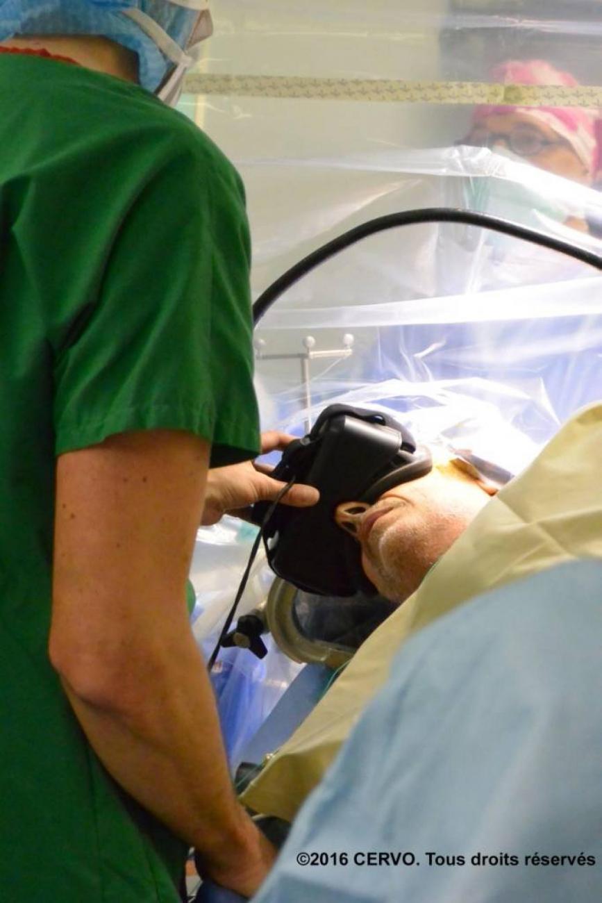 operation-casque-realite-virtuelle-francesoir.jpg Un malade opéré à l'aide d'un casque de réalité virtuelle.