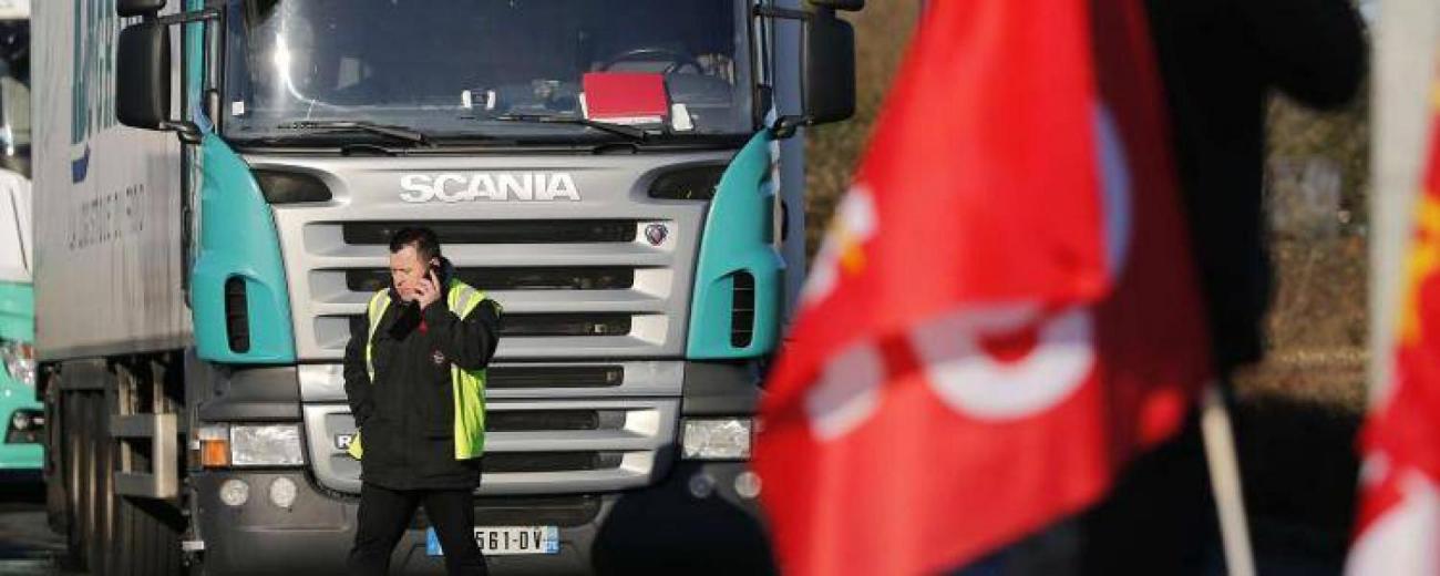 routiers-blocages-transports-grece-camions-france-francesoir_field_image_de_base.jpg Une opération de blocage.