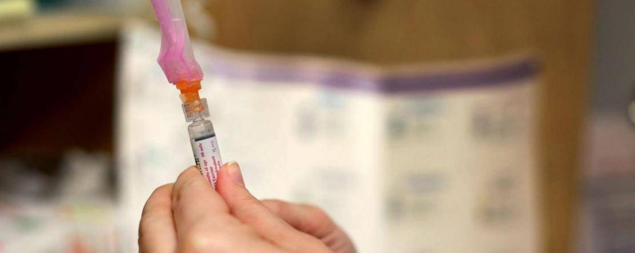 vaccin-francesoir_field_image_de_base.jpg Une femme tenant un vaccin.