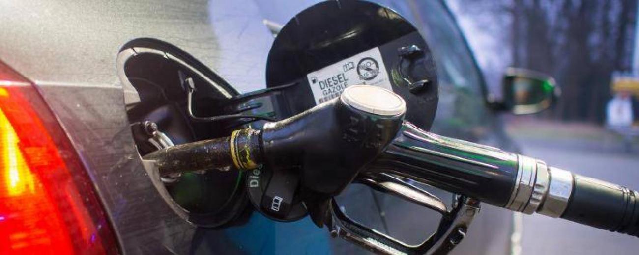voiture-diesel-pompe-a-essence-francesoir_field_image_de_base.jpg A la pompe.