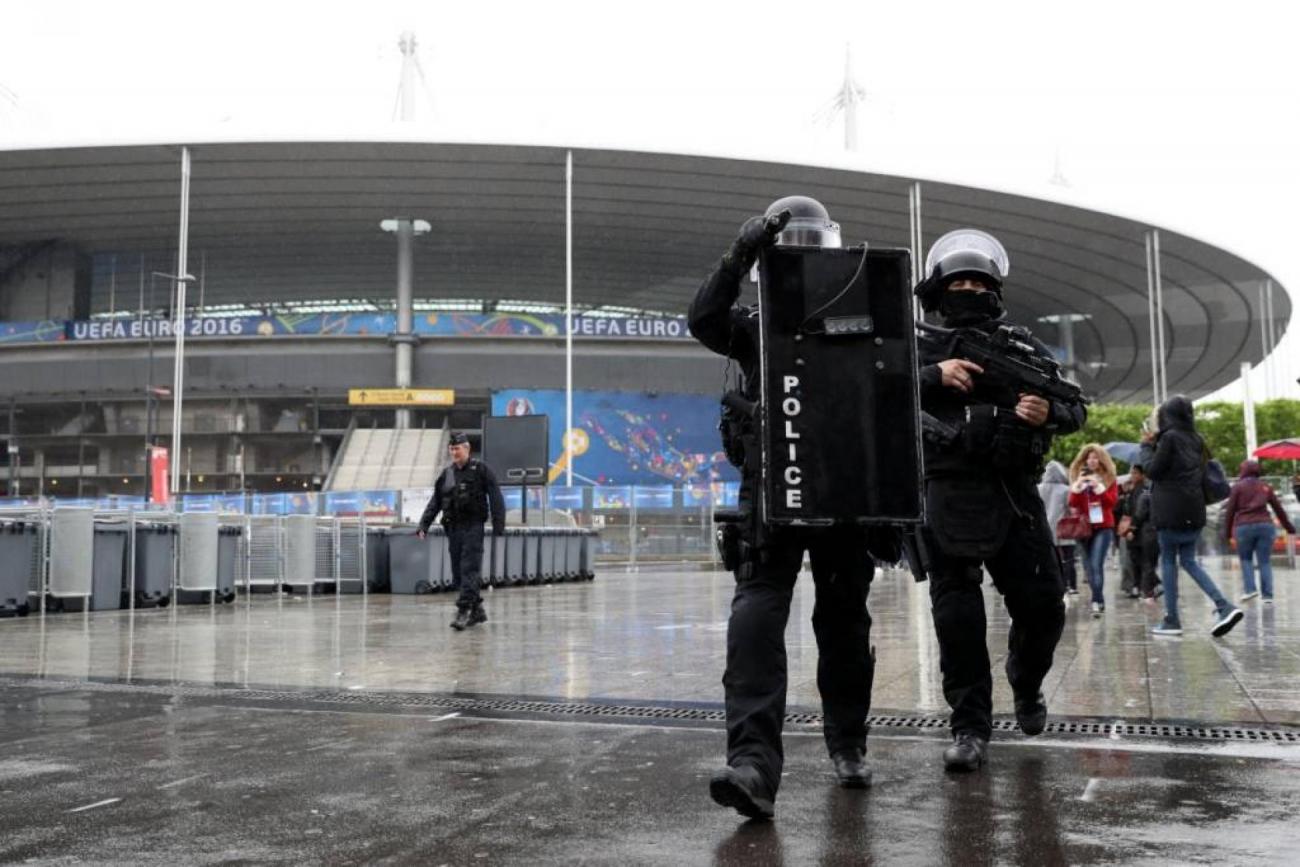 raid-euro-francesoir.jpg Des policiers au Stade de France.