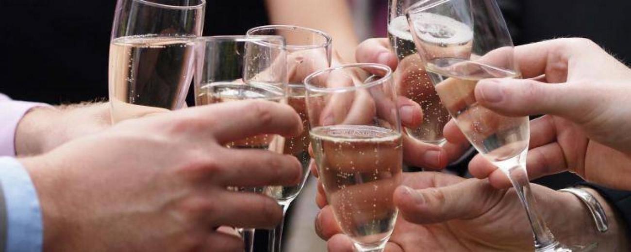 champagne-verres-fetes-francesoir_field_image_de_base.jpg Des verres de champagne.