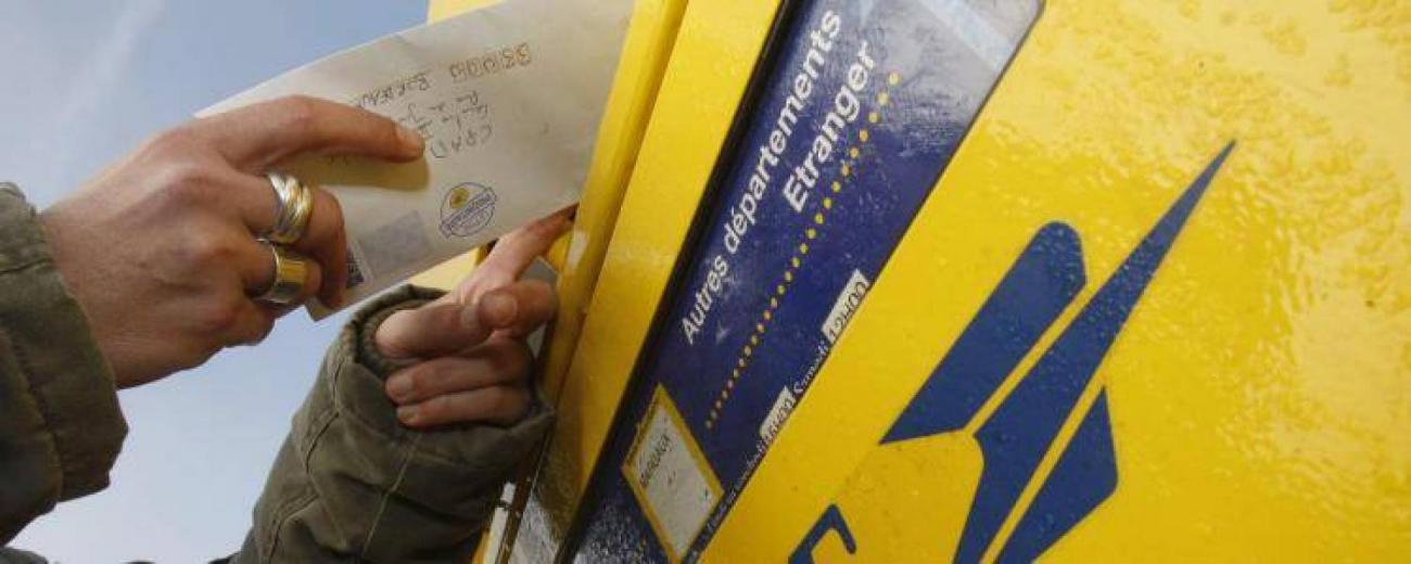 poste-courrier-francesoir_field_image_de_base.jpg Un homme poste une lettre.