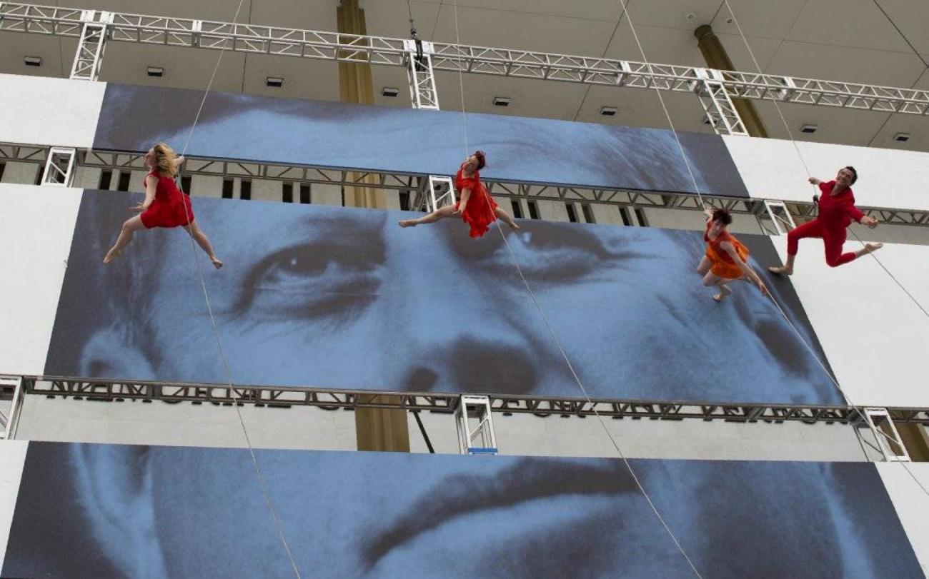 images/396e52a82b6bce244ddf542d7a053730dcfd3105.jpg Des danseurs du groupe Bandaloop sur le portrait de l'ancien président John F. Kennedy, lors des cél