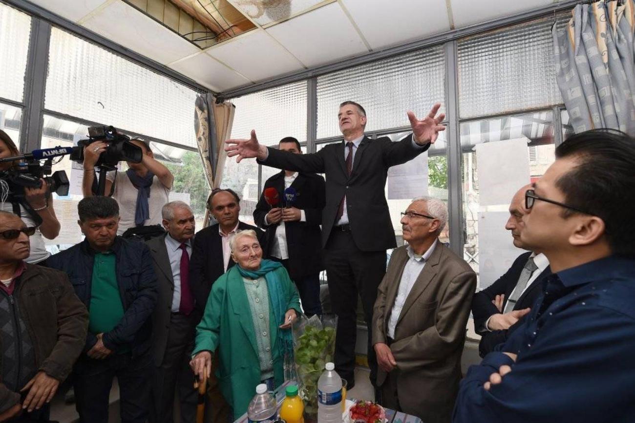 images/facf6abcfb90ea26e319375bf4852707045b9269.jpg Le député centriste et candidat à la présidentielle Jean Lassalle (c) lors d'un déplacement de campa