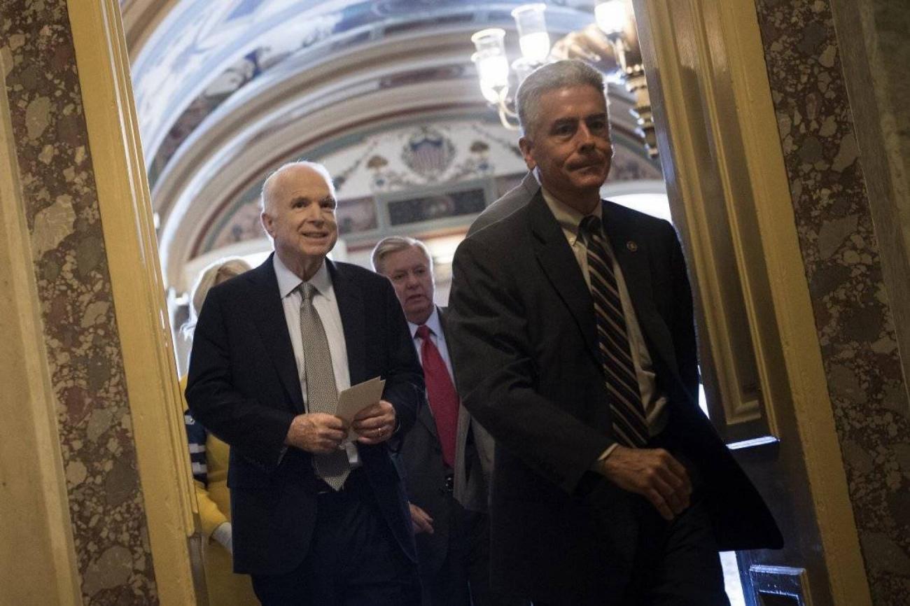 images/c8dd158a843dde2d21506301f197f6ddc1629878.jpg Le sénateur Jonhn McCain au Capitole, à Washington DC, le 25 juillet 2017