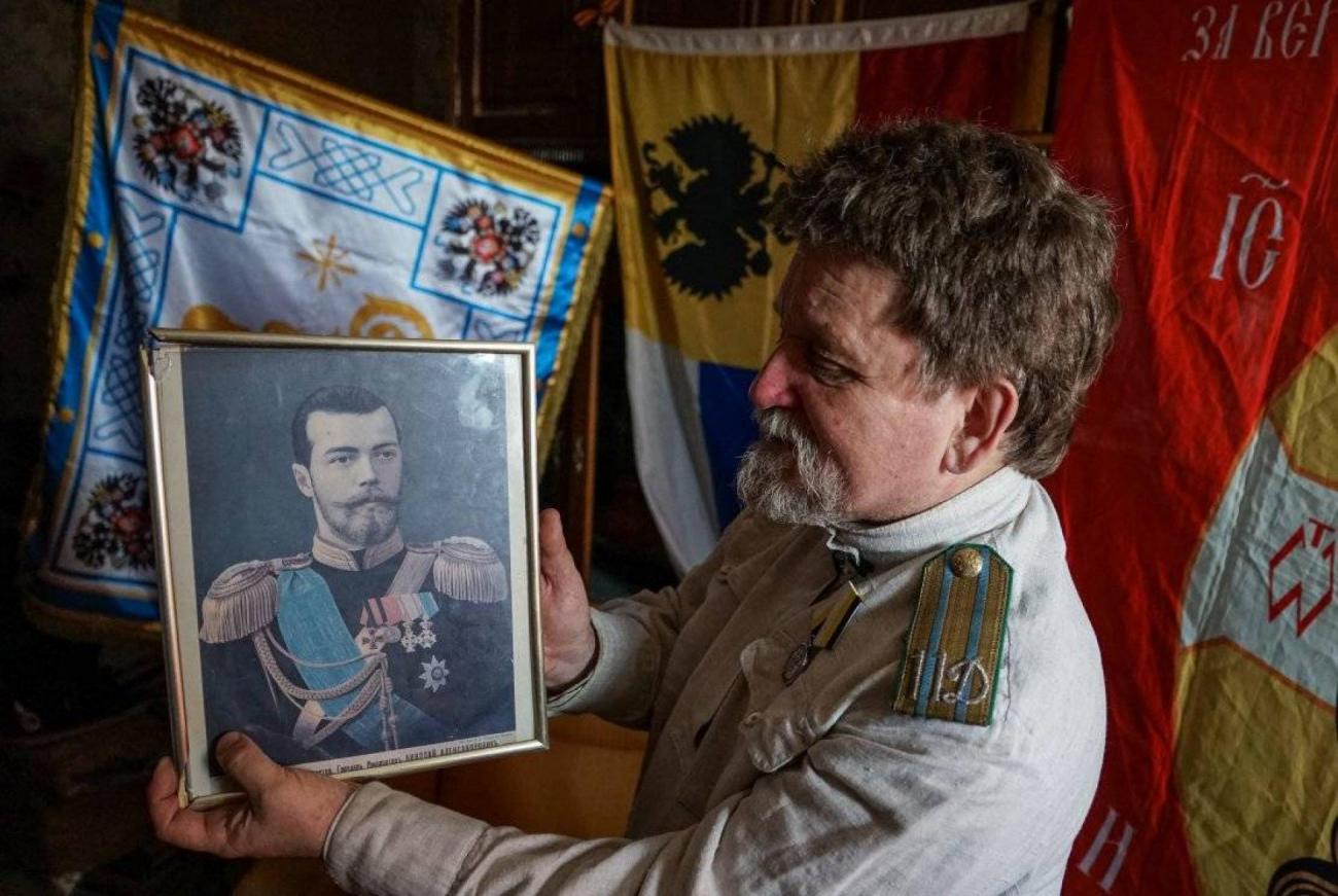 images/9f5fae19fb8473a97dfb7b3f5afb703e4dcd66fc.jpg Mikhaïl Oustinov, porte-parole auto-proclamé des monarchistes russes, avec un portrait du dernier ts