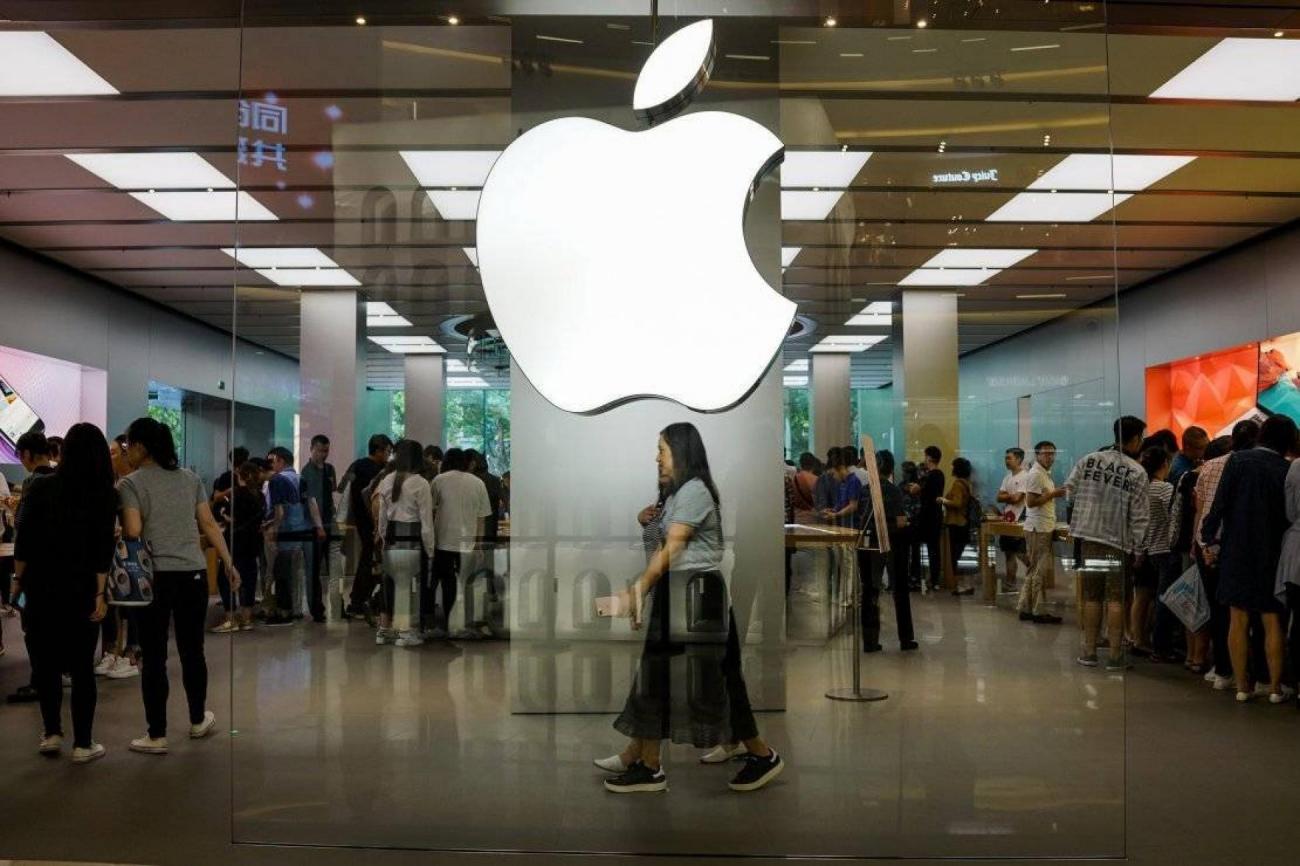 images/ae3356cc3bdf7372e54b3cfa950c6af917d20233.jpg An Apple showroom in Shanghai: a slump in China sales has temporarily ended, according to a report