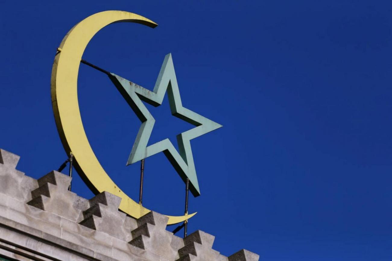 55d45c960f089b67b8f0b0323aaf727c50e8b0ef.jpg Le croissant et l'étoile de l'Islam sur le toit de la Grande Mosquée de Paris, le 26 mai 2017 à Paris