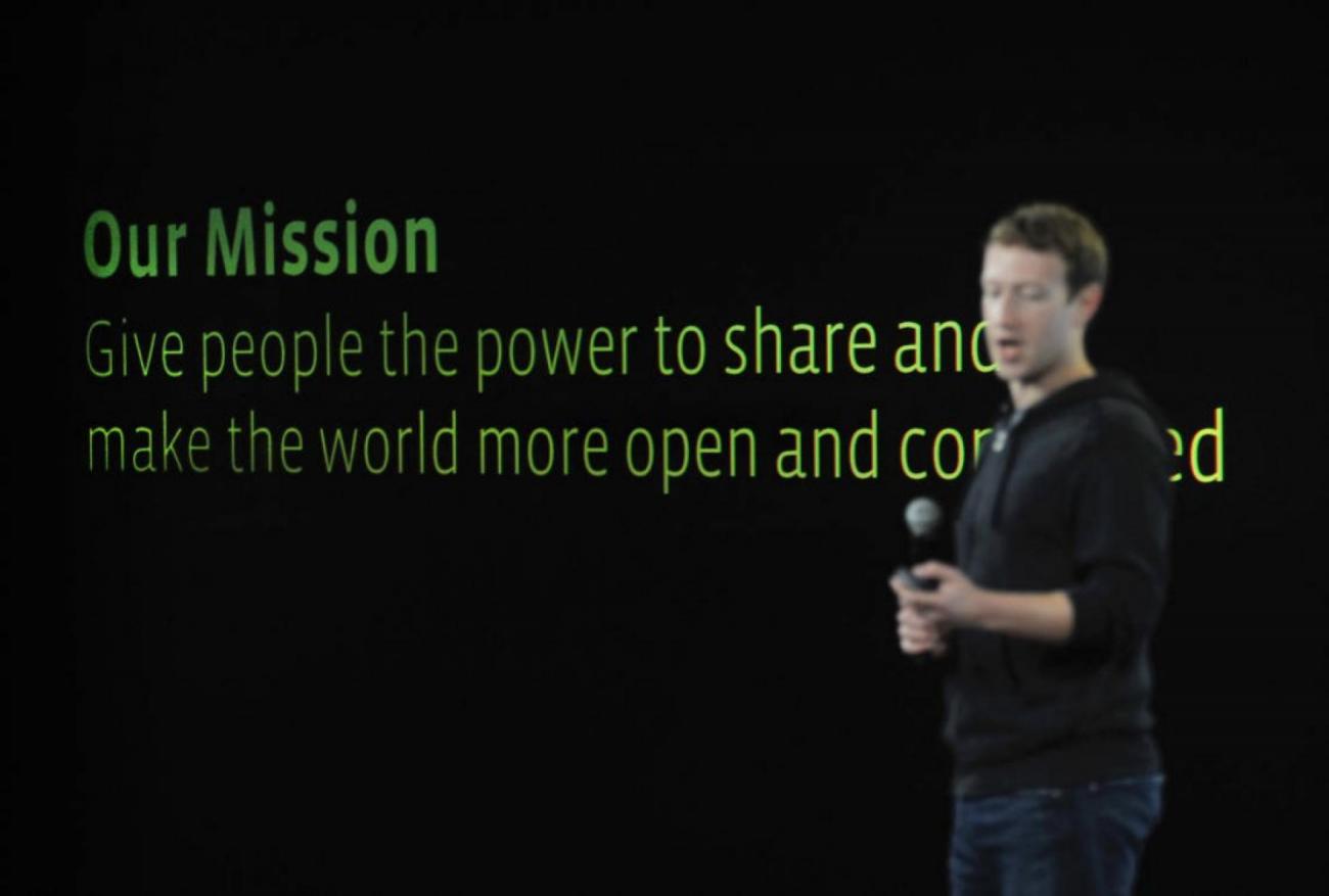 images/Part-WAS-Was7660068-1-1-0.jpg Le patron et fondateur de Facebook, Mark Zuckerberg, expose en 2013 son objectif de "construire un monde plus ouvert et connecté"