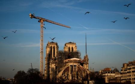 1207948-les-travaux-de-la-cathedrale-notre-dame-de-paris-illustration.jpg Chantier cathédrale Notre-Dame de Paris