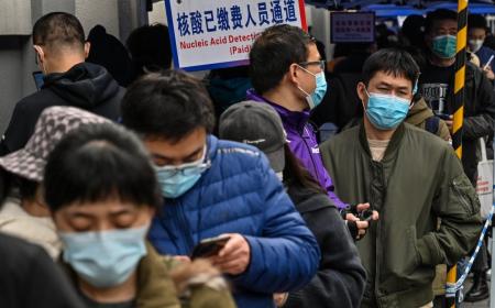 4a846b92979ad9af058d692a497e6208723e2ce2.jpg Des habitants attendent pour se faire tester au Covid-19, le 26 mars 2022 à Shanghai