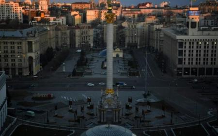 placeindependancekiev.jpeg Le soleil se lève sur la place de l'Indépendance à Kiev, le 23 février 2022 en Ukraine