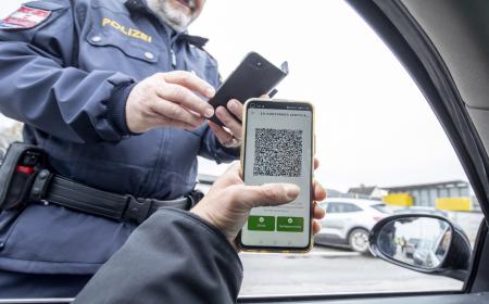 Un policier contrôle un certificat de vaccination digital