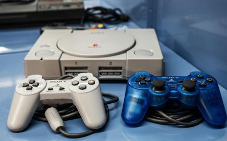 Une console de jeu vidéo Sony PlayStation 1, appartenant à la collection Charles Cros, exposée à la Bibliothèque nationale de France à Paris, le 4 août 2022