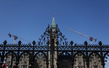Les drapeaux sont en berne sur les bâtiments officiels au Canada, qui a décrêté dix jours de deuil…