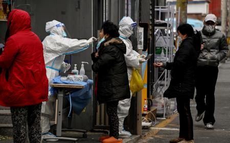 Des habitants se font tester au Covid-19 dans une zone résidentielle confinée, le 29 novembre 2022 à