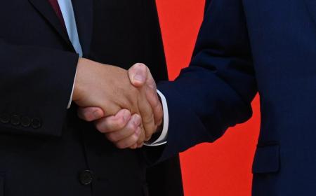 Le président américain Joe Biden (à droite) et le président chinois Xi Jinping se serrent la main
