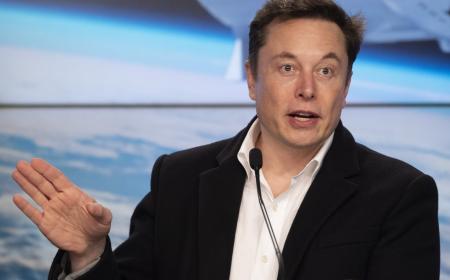 images/2019/07100f55c6b126c44b6e32615ab643caf8fb9bbf.jpg Elon Musk lors d'une conférence de presse le 2 mars 2019 au centre spatial Kennedy en Floride