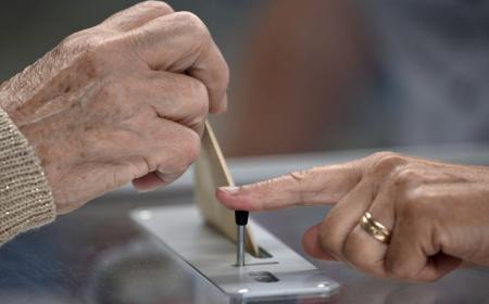 images/2019/4e1d07dac47ed2b8829bce5bf7d65598448f5b32.jpg Dans un bureau de vote de Martres-Tolosane en Haute-Garonne, lors du second tour des élections régionales le 27 juin 2021